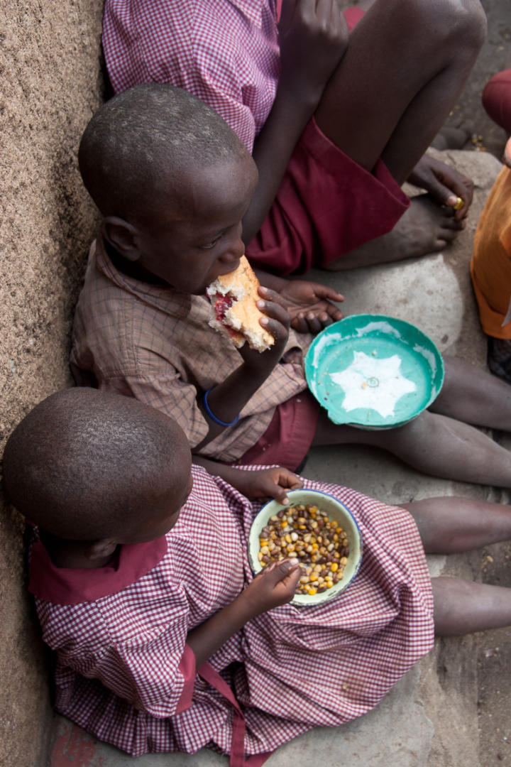 The kids eating lunch during school