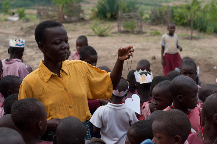 Dorothy handing out name tags
