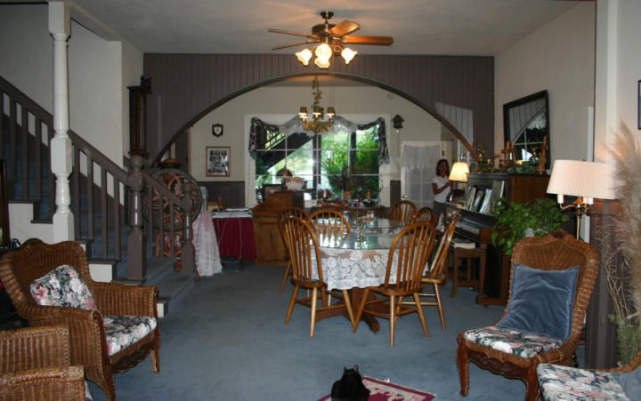 The home-style lobby of the Myers Inn