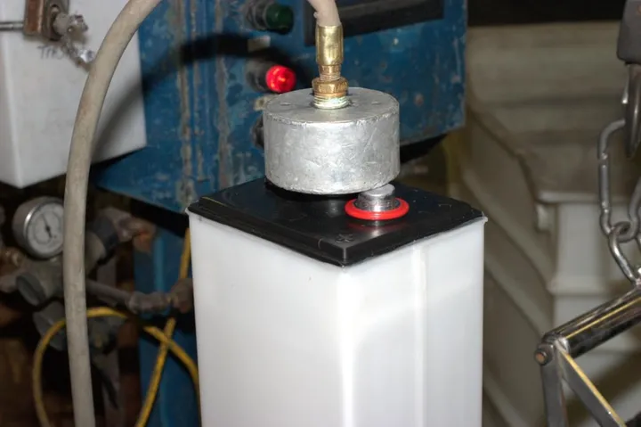Pressure testing a cell for leakage